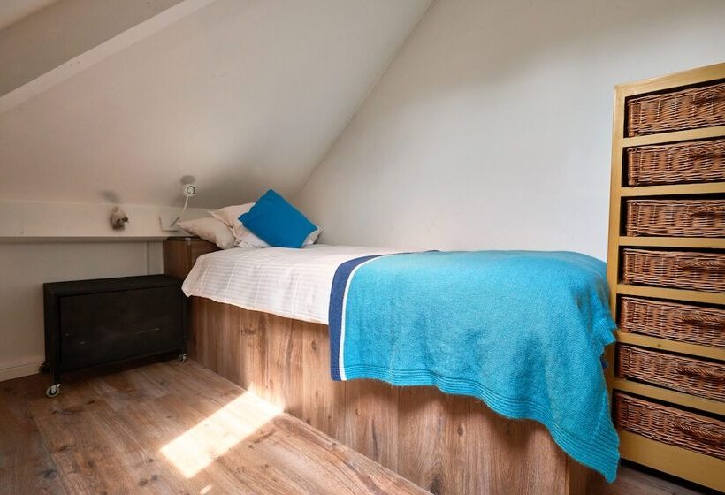 غرفة قياسية ثلاثية, B&b De Joker