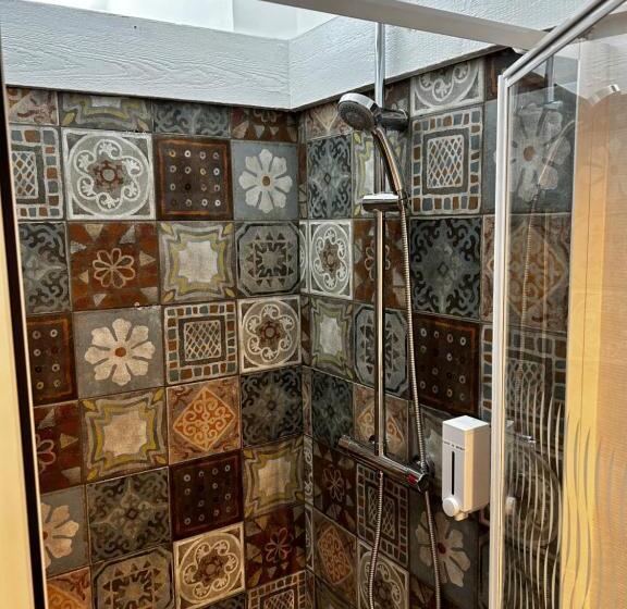 غرفة قياسية ثلاثية, B&b De Joker