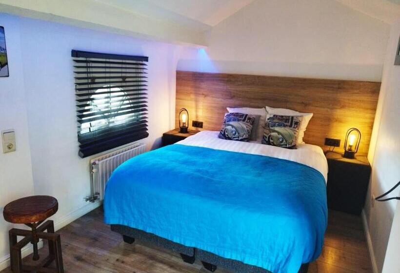 غرفة قياسية ثلاثية, B&b De Joker