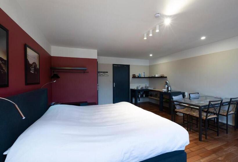 غرفة قياسية, Because The Night City Lodge