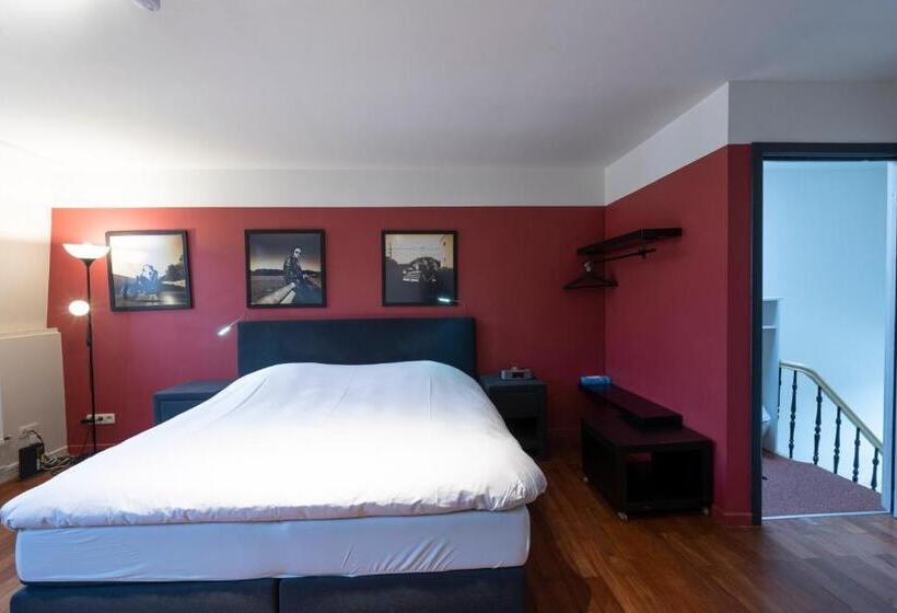 غرفة قياسية, Because The Night City Lodge