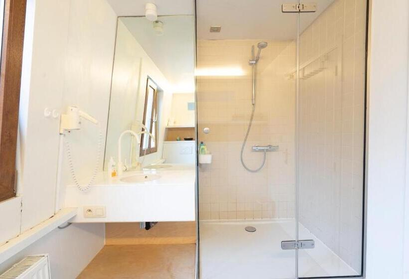 غرفة قياسية, Because The Night City Lodge