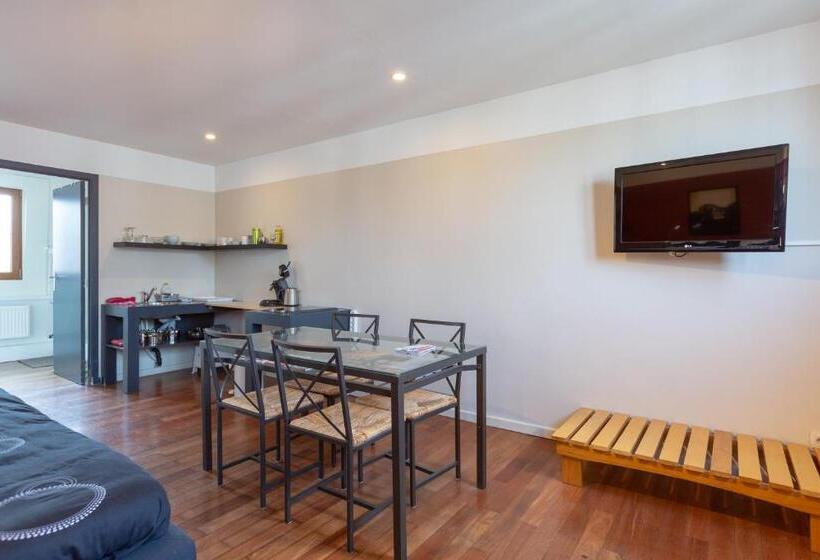 غرفة قياسية, Because The Night City Lodge