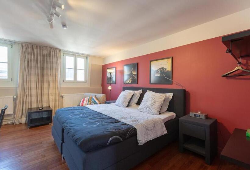 غرفة قياسية, Because The Night City Lodge