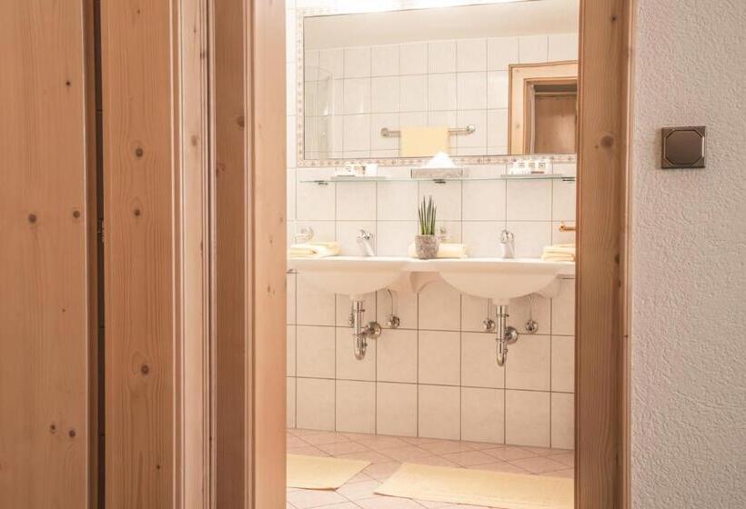 スイート(家族用), Kristall