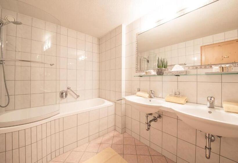 Suite Familiar, Kristall