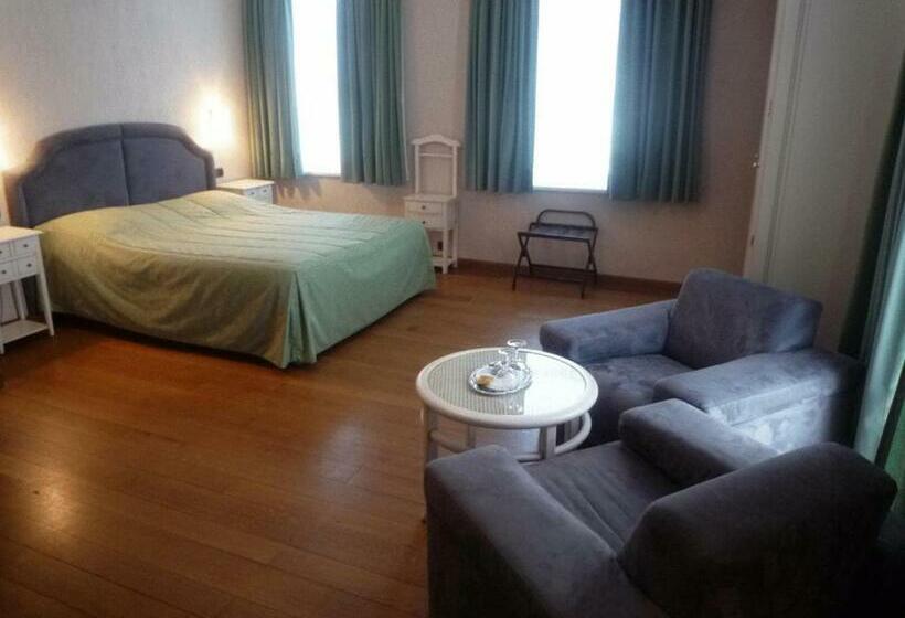 جناح عائلي, Le Château De Rendeux