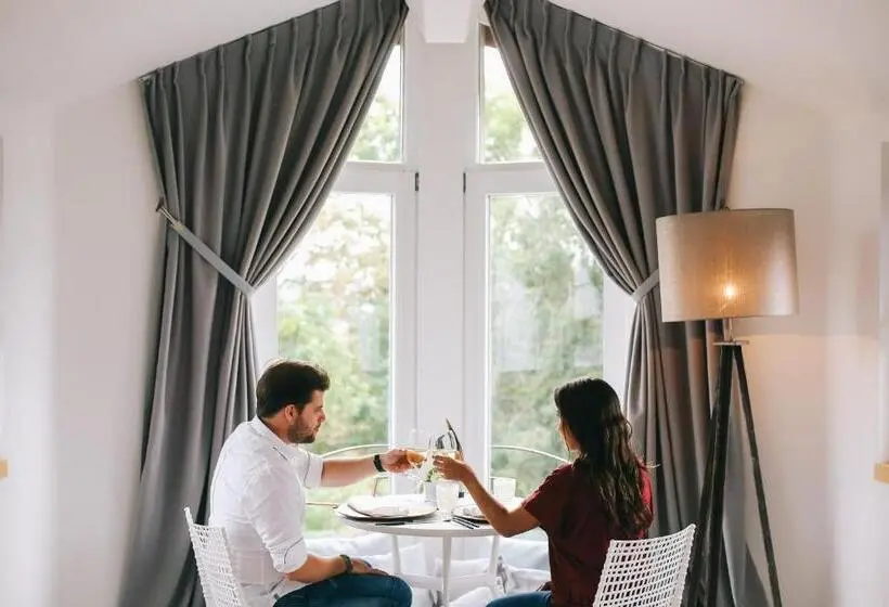 مجموعه ویستا شهر, Ne5t Hotel & Spa