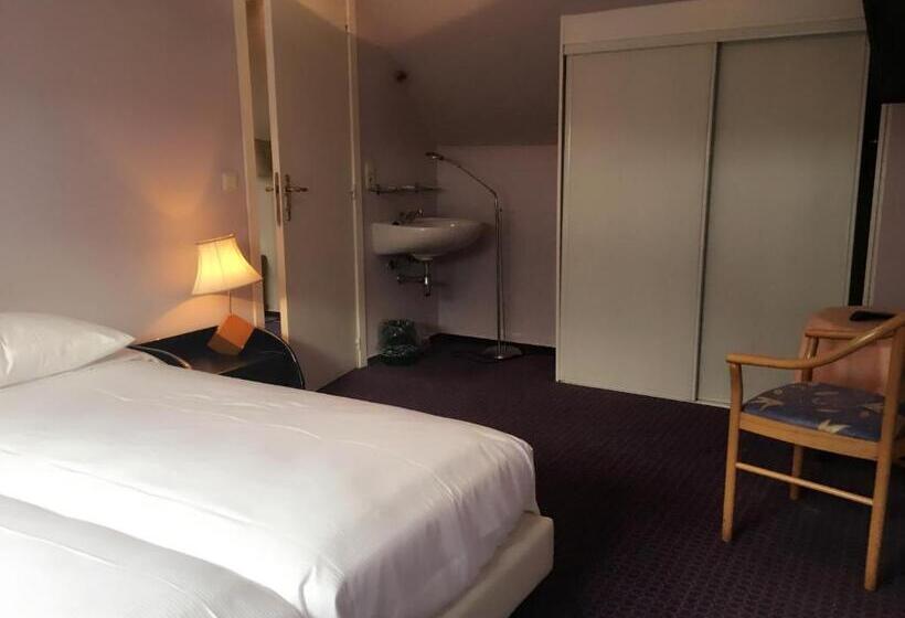 غرفة عائلية, Claridge