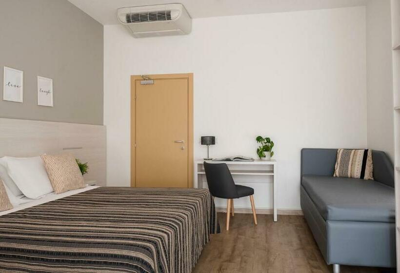 غرفة قياسية ثلاثية, Club