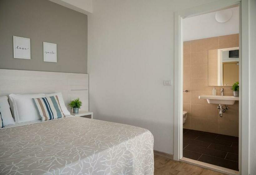 غرفة ديلوكس مطلّة علي البحر مزوَّدة بشُرفة, Club