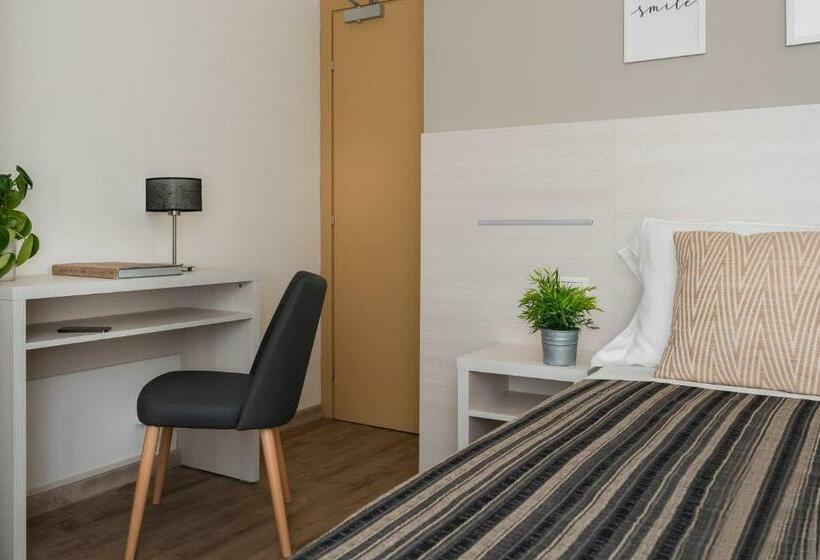 غرفة قياسية, Club