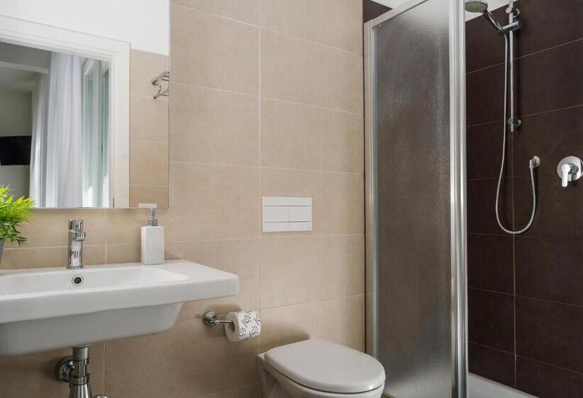 غرفة قياسية ثلاثية, Club