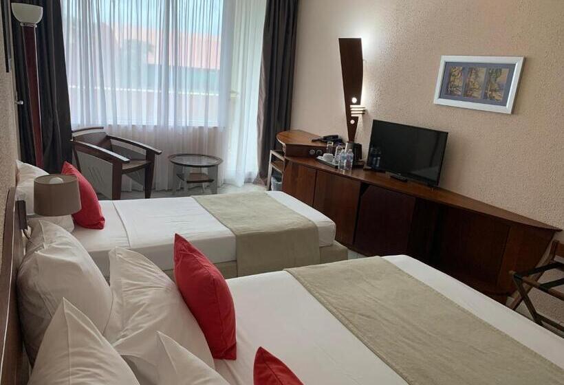 اتاق استاندارد سه نفره, Des Roches