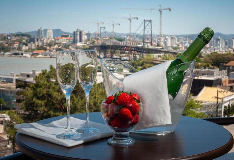 اتاق خانوادگی, Lumar