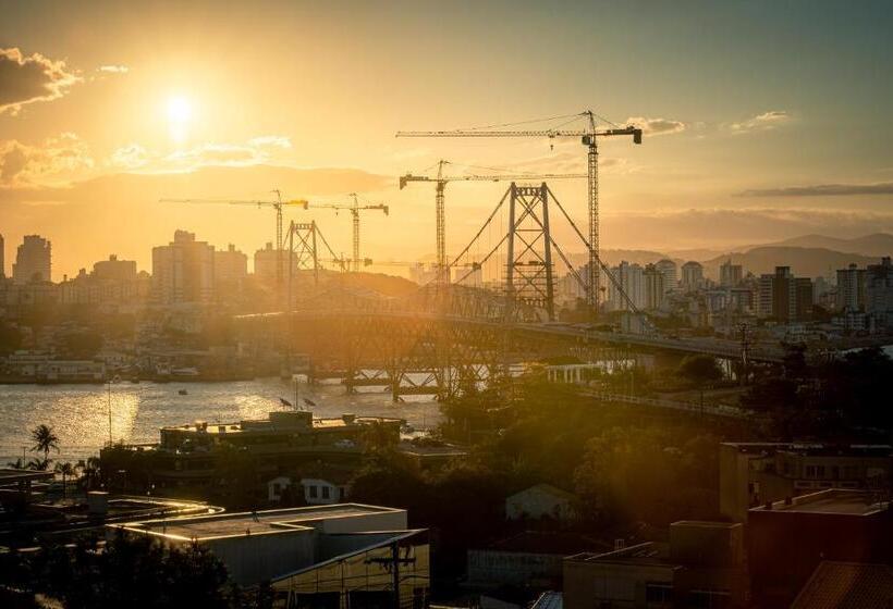 اتاق خانوادگی, Lumar