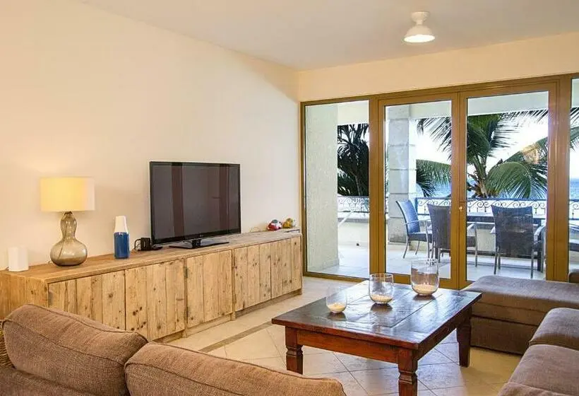سوئیت سینیور, The Bellafonte   Luxury Oceanfront