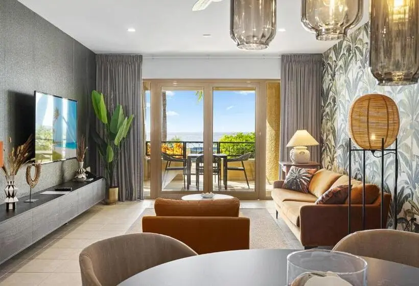 سوئیت سینیور, The Bellafonte   Luxury Oceanfront