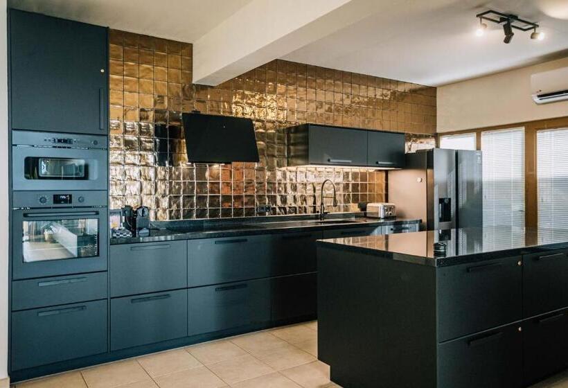 سوئیت سینیور, The Bellafonte Luxury Oceanfront