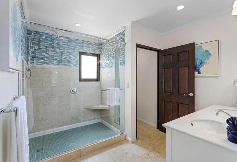Quarto Ático, The Bellafonte   Luxury Oceanfront