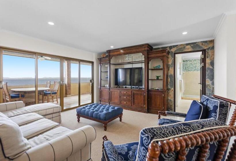 Quarto Ático, The Bellafonte   Luxury Oceanfront