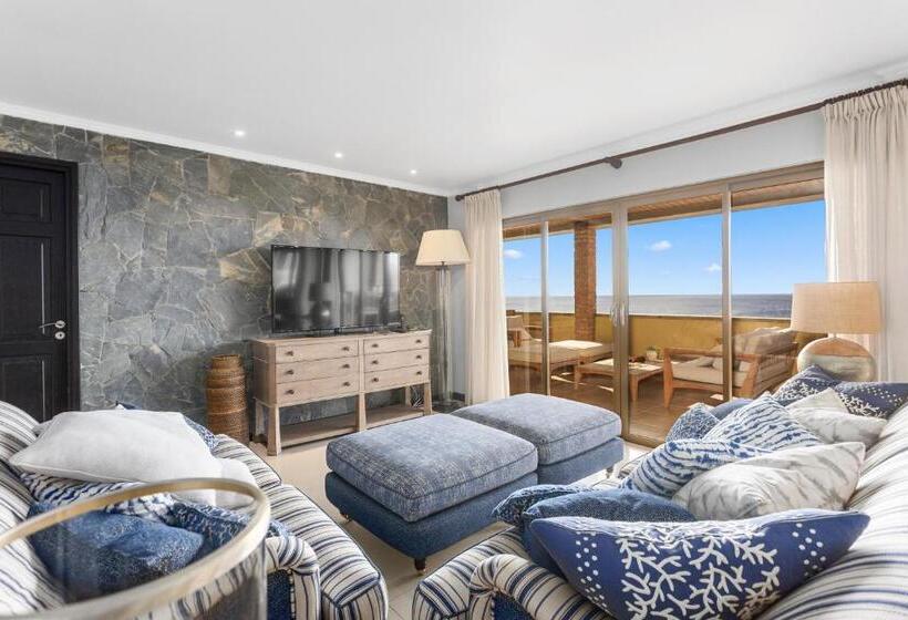 Quarto Ático, The Bellafonte   Luxury Oceanfront