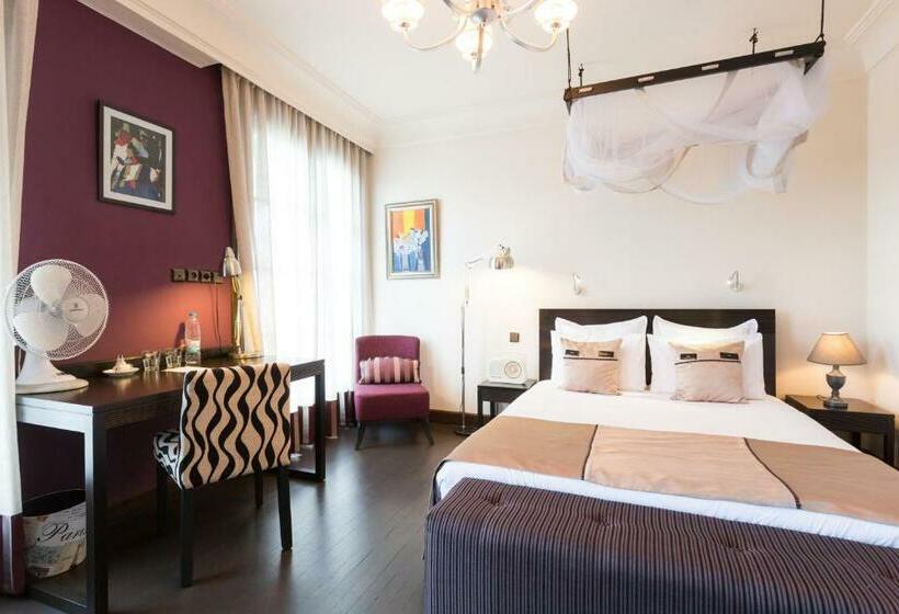 اتاق لوکس با بالکن, The Citizen