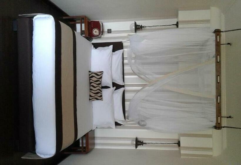 سوییت جونیور با بالکن, The Citizen