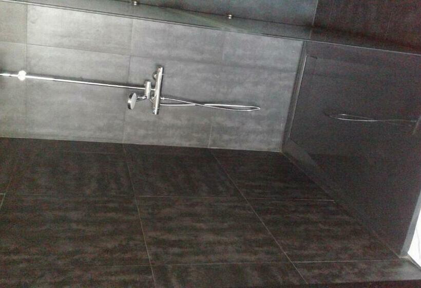 سوئیت با بالکن, The Citizen