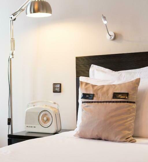 اتاق لوکس با بالکن, The Citizen