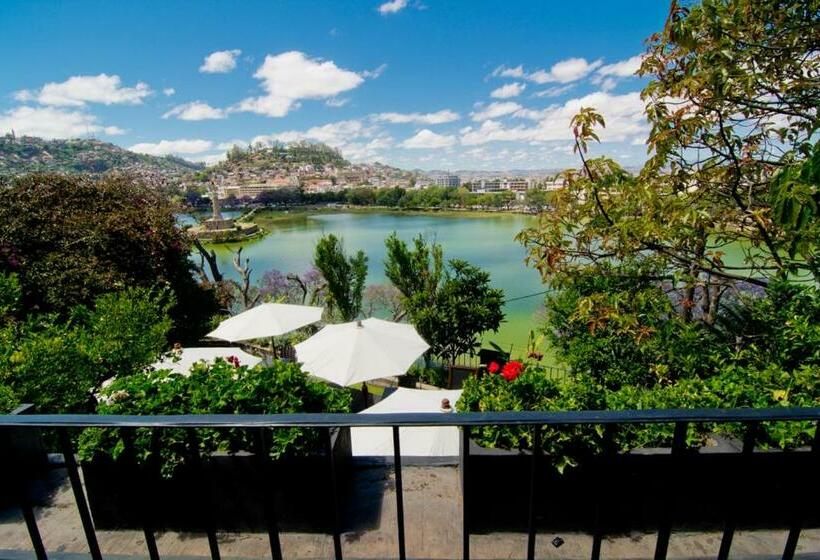 اتاق لوکس با بالکن, The Citizen