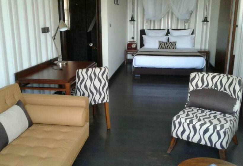 سوییت جونیور با بالکن, The Citizen