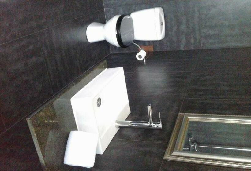 اتاق لوکس با بالکن, The Citizen