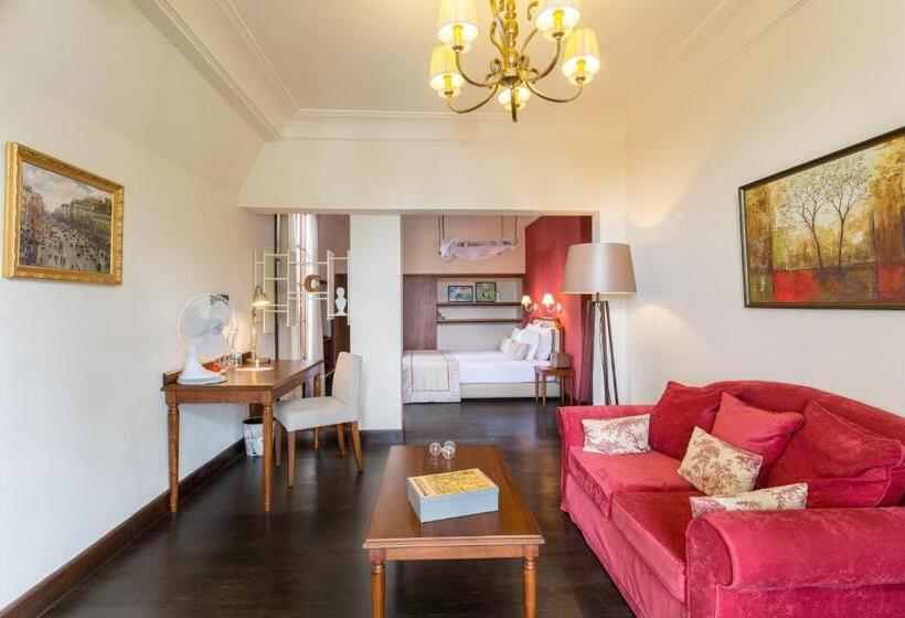 سوئیت با بالکن, The Citizen