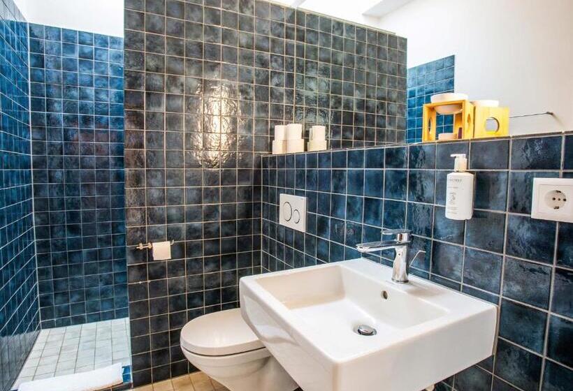 اتاق سوپریور با چشم‌انداز دریا و بالکن, King Fisher Village