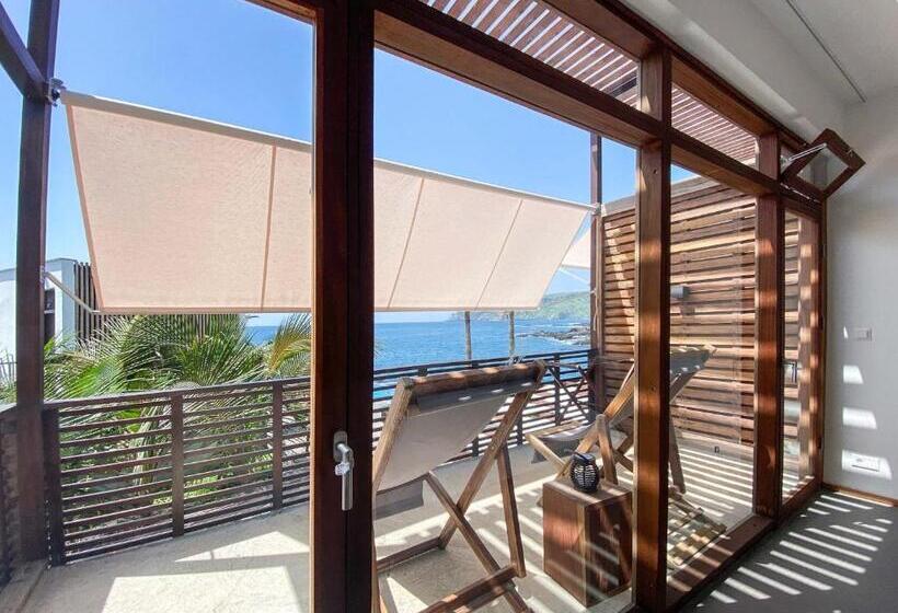 اتاق سوپریور با چشم‌انداز دریا و بالکن, King Fisher Village