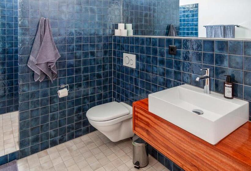 اتاق لوکس با بالکن و چشم‌انداز دریا, King Fisher Village