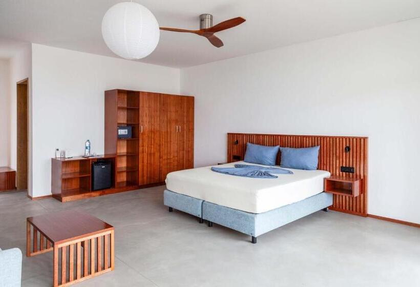 اتاق لوکس با بالکن و چشم‌انداز دریا, King Fisher Village