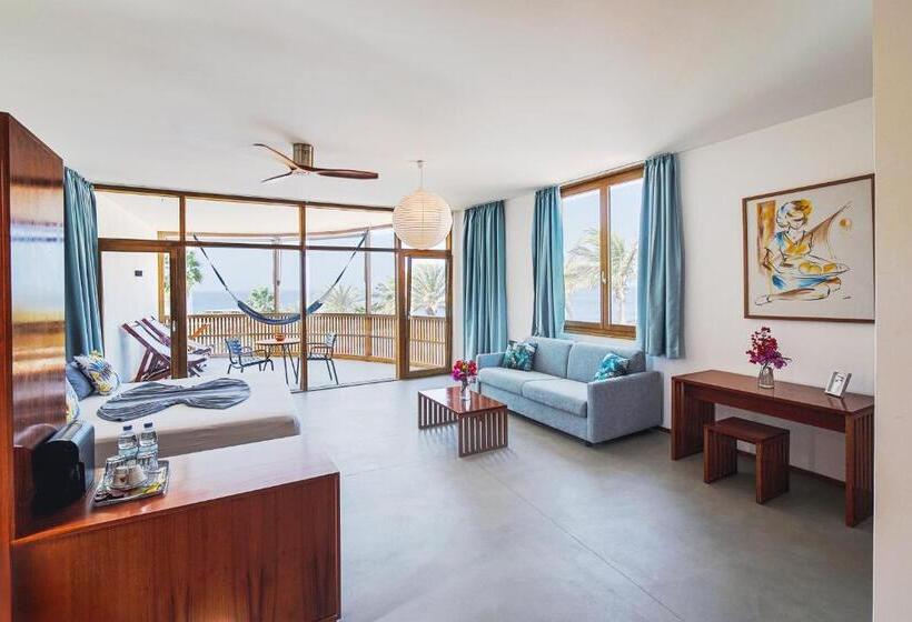 اتاق لوکس با بالکن و چشم‌انداز دریا, King Fisher Village