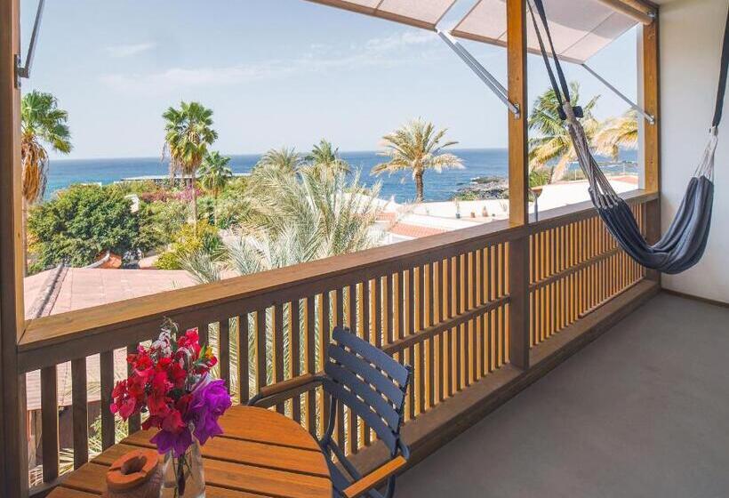 اتاق لوکس با بالکن و چشم‌انداز دریا, King Fisher Village