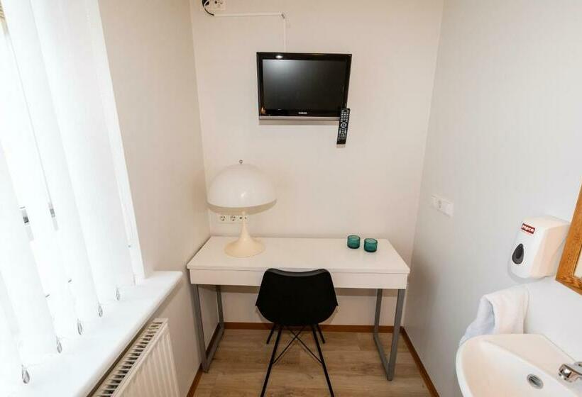 اتاق استاندارد یک تخته با سرویس بهداشتی مشترک, Akureyri Hostel