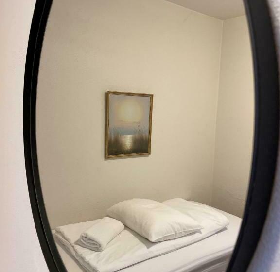 اتاق استاندارد یک تخته با سرویس بهداشتی مشترک, Akureyri Hostel