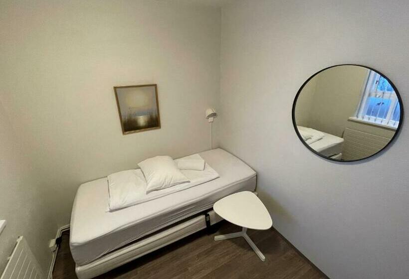 اتاق استاندارد یک تخته با سرویس بهداشتی مشترک, Akureyri Hostel