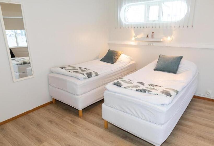 اتاق استاندارد با سرویس بهداشتی مشترک, Akureyri Hostel