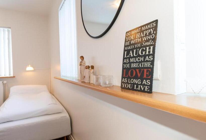 اتاق استاندارد سه تخته با سرویس بهداشتی مشترک, Akureyri Hostel