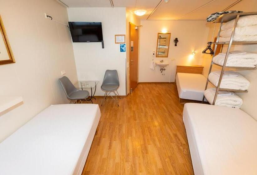 اتاق استاندارد سه تخته با سرویس بهداشتی مشترک, Akureyri Hostel