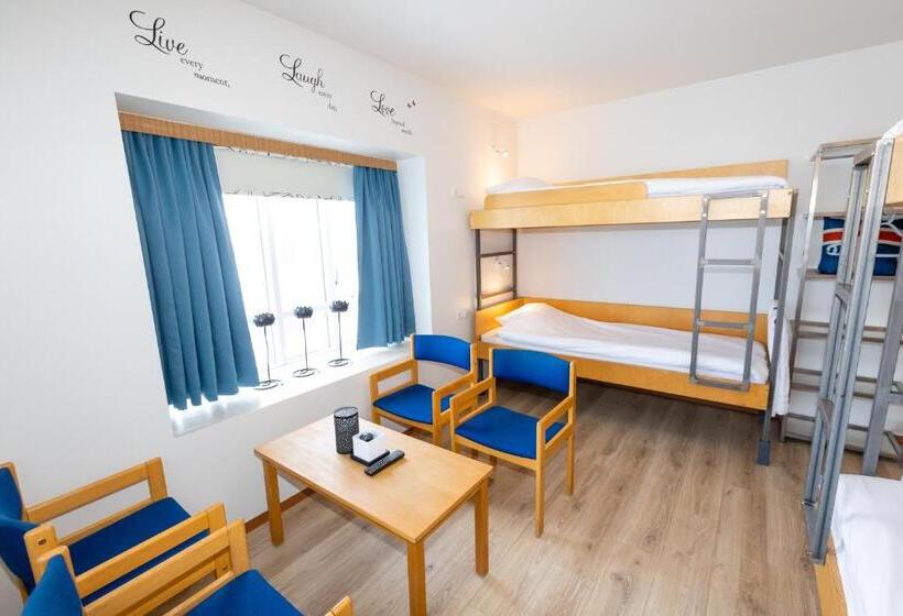 اتاق استاندارد چهارنفره با سرویس بهداشتی مشترک, Akureyri Hostel