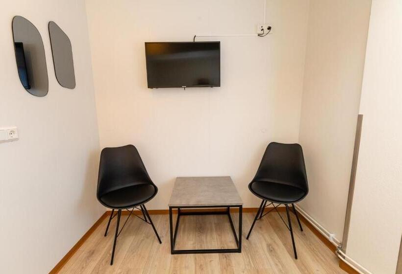 اتاق خانوادگی با سرویس بهداشتی مشترک, Akureyri Hostel