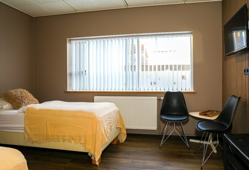 اتاق استاندارد با سرویس بهداشتی مشترک, Akureyri Hostel