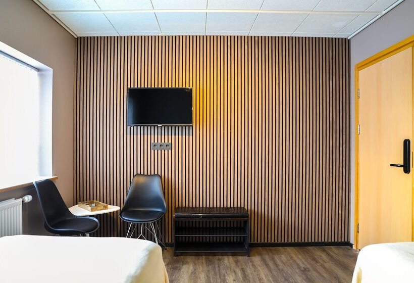 اتاق استاندارد با سرویس بهداشتی مشترک, Akureyri Hostel